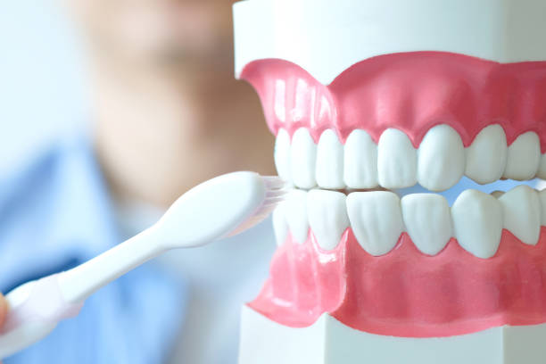 آیا مسواک زدن محکم‌تر باعث تمیز تر شدن دندان میشود؟